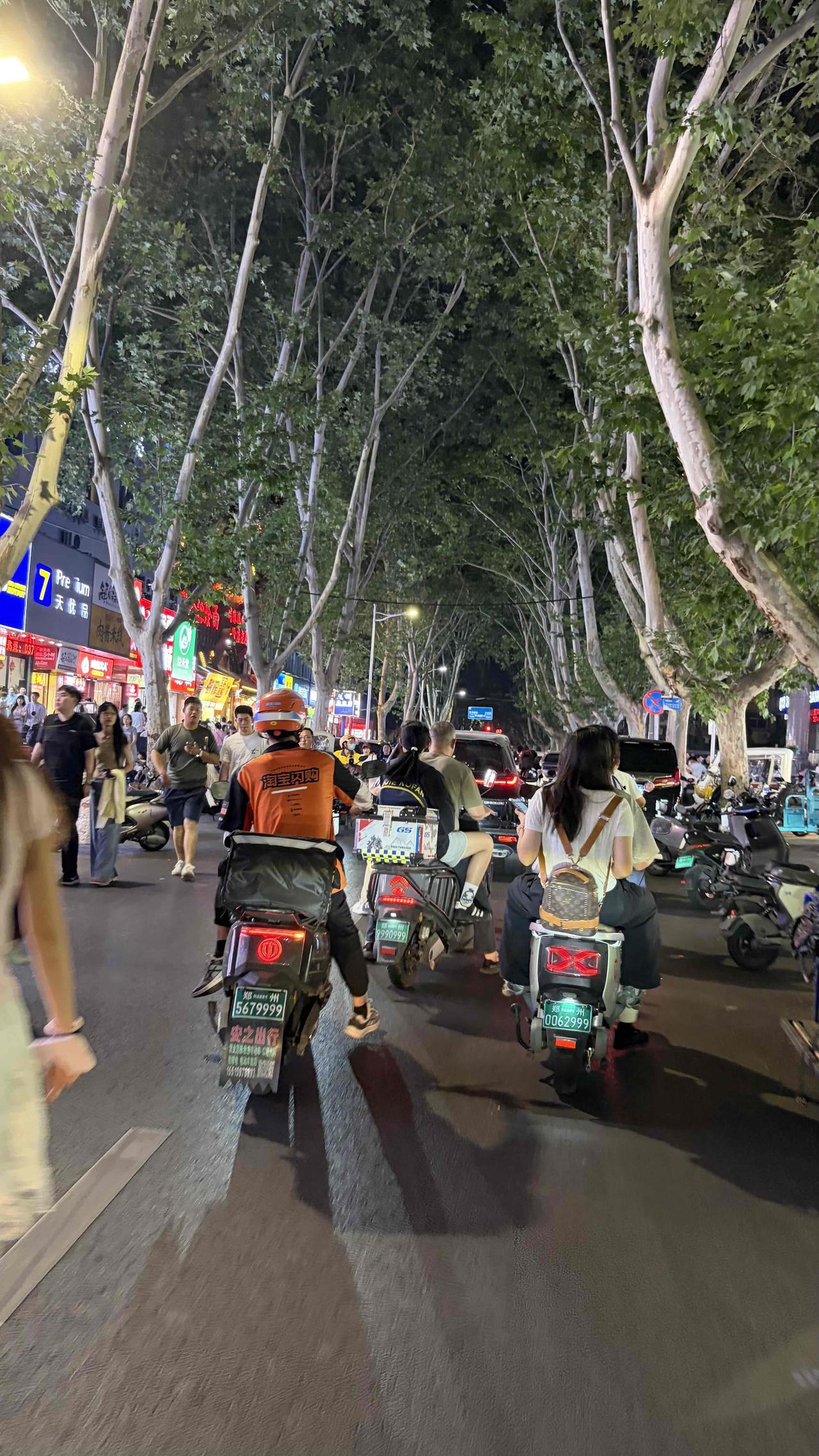 郑州健康路夜市，为啥不让摆摊了？郑州健康路夜市，路过发现不让摆摊了，街边的美