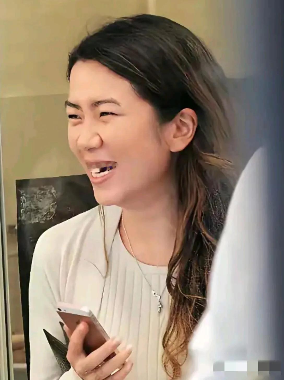 哇哦，这居然是黎明现在的老婆：长发垂肩偶有银丝，笑容明媚齿若珠贝，眉若墨画眼如秋