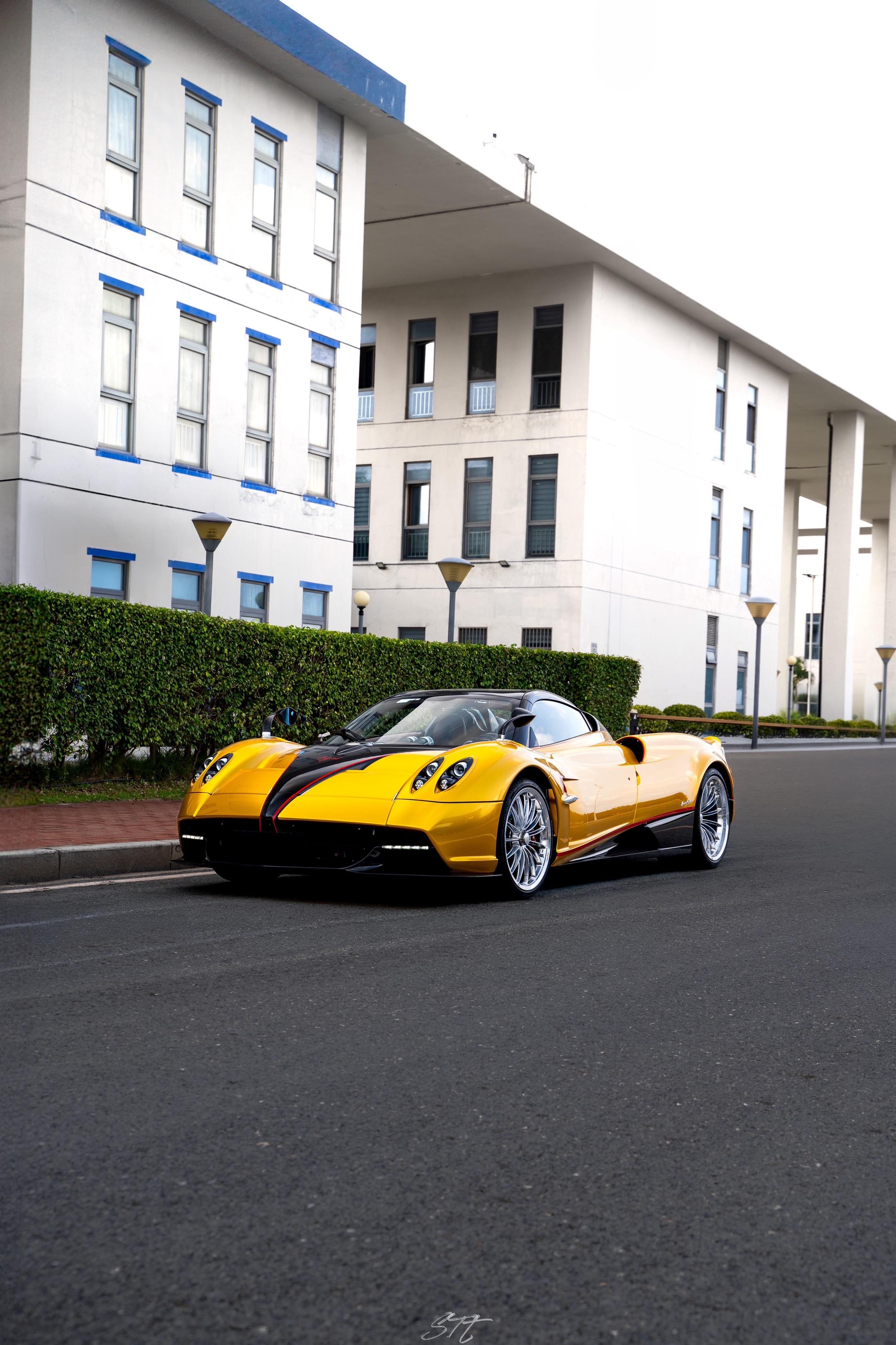偶遇大陆唯一一台金色的帕加尼Huayra Roadster！实车回头率...
