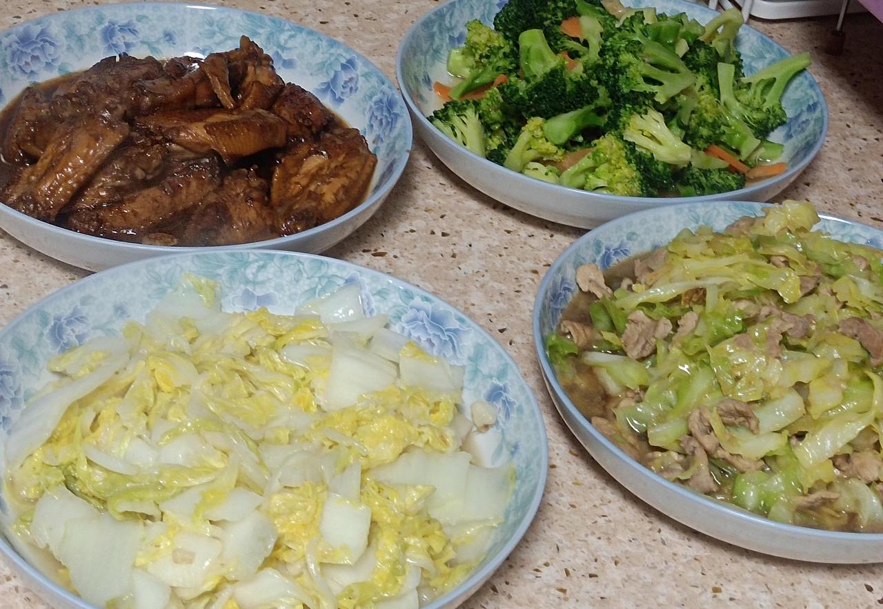 我是一个钟点工，我现在手头上有两份工作，上午10点~12点，在一户人家做饭，这份