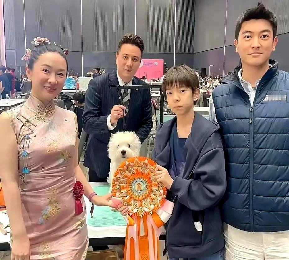 霍思燕真是把爱好玩到了极致！她穿着粉色旗袍，亲自牵着11个月大的贵宾犬“