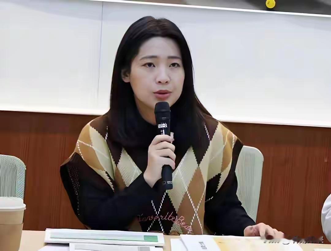 国民党内斗再升级！徐巧芯硬刚到底，直接逼退了朱立伦的前发言人！徐巧芯对萧敬严