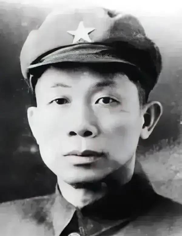 1971年夏，杭州一间寂静的病房里，一位消瘦的老人用颤抖的手握紧钢笔，在信纸上艰