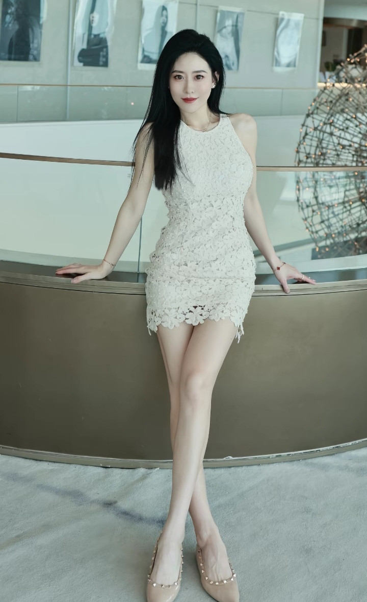 又直又白大长腿，身材太赞了