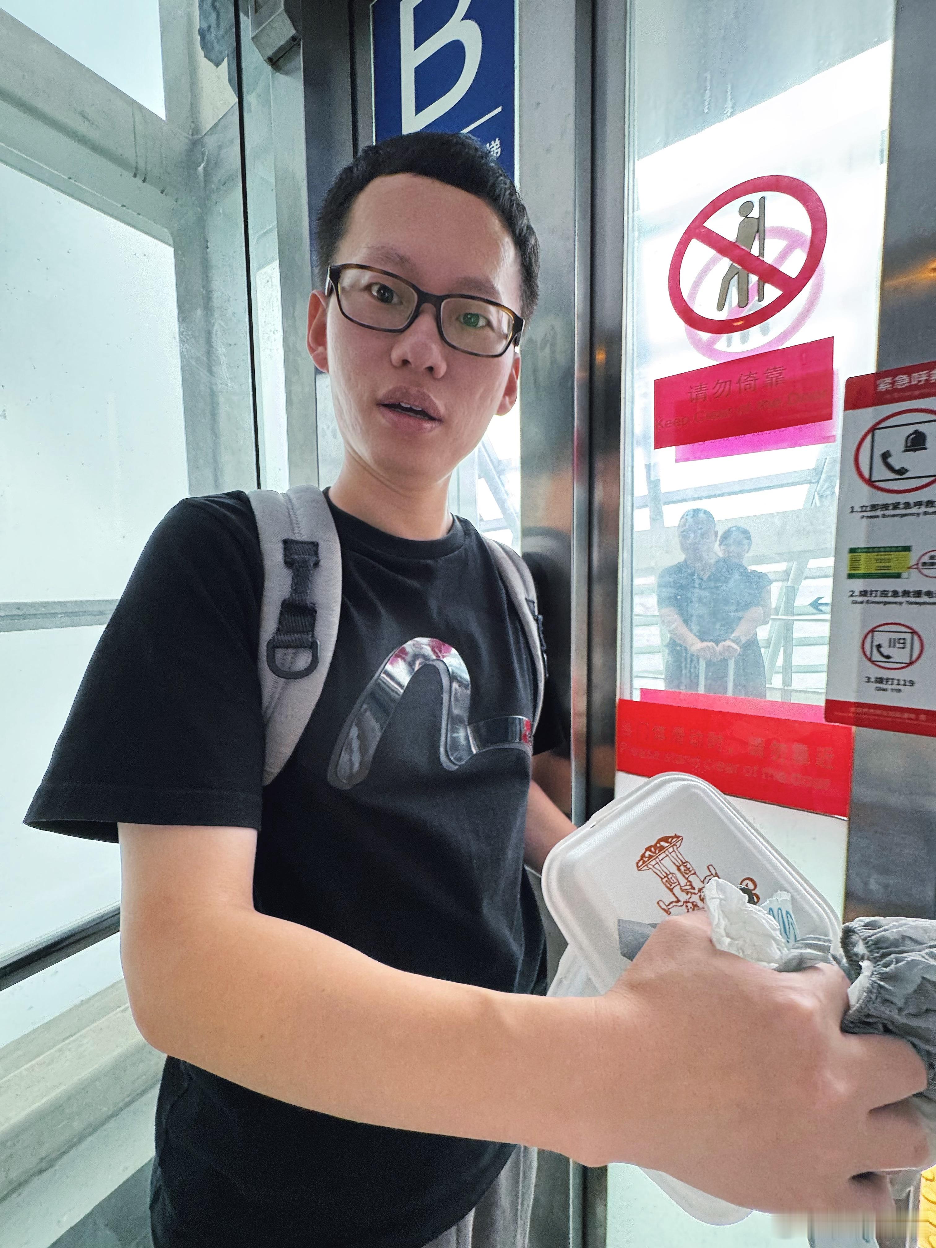 又来吐槽首都机场地下停车场找了好久垃圾桶没找到然后我就抱着一堆垃圾走了十几分钟直