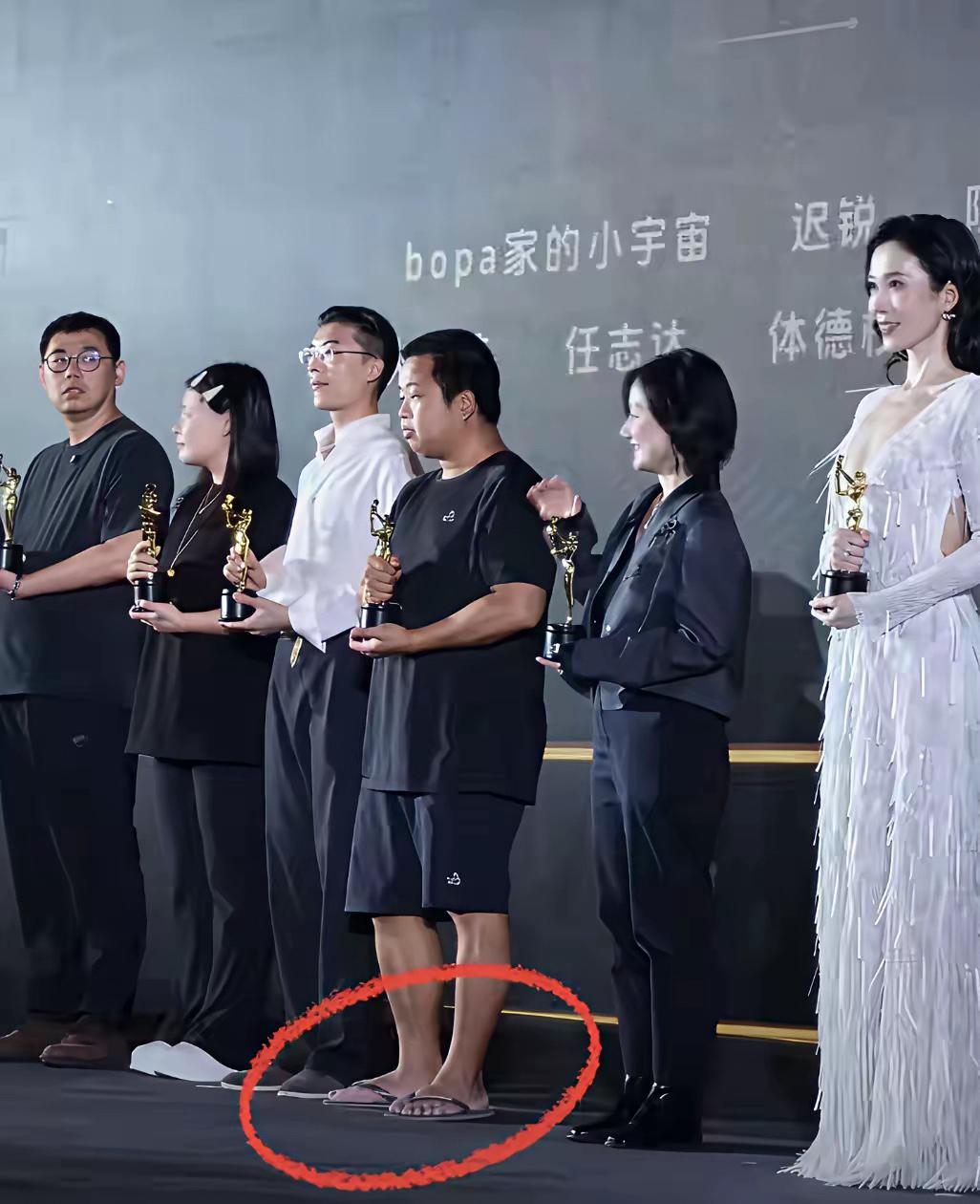 这谁穿裤衩拖鞋就上来了