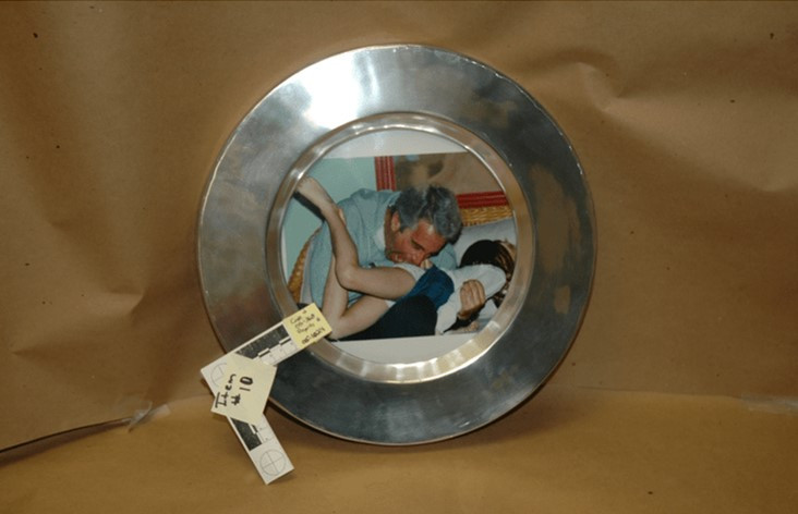 爱泼斯坦与一个未知名的小女孩。爱泼斯坦案文件继续发酵