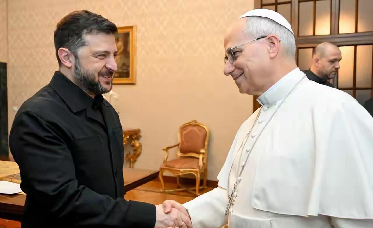 泽连斯基拜会罗马教皇。网友：上帝给不了和平！