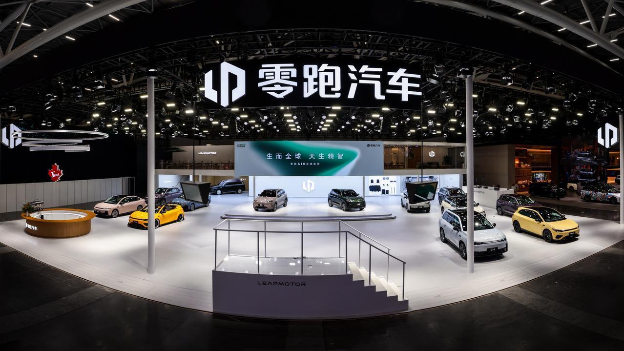 各位年轻小伙伴们！选车是不是总想找款颜值质感双在线的？那广州车展亮相的零跑A10