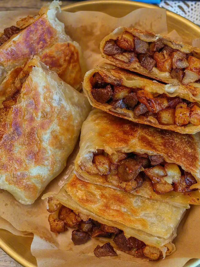 我妈做了十几年的孜然土豆香肠酥饼🔥真的是太太太好吃了！！！