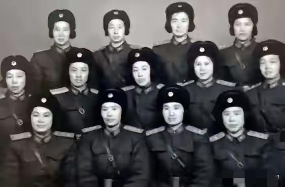 1955年人民解放军第一次授衔前，有近10万女军人脱下军装，离开部队，成为老百姓