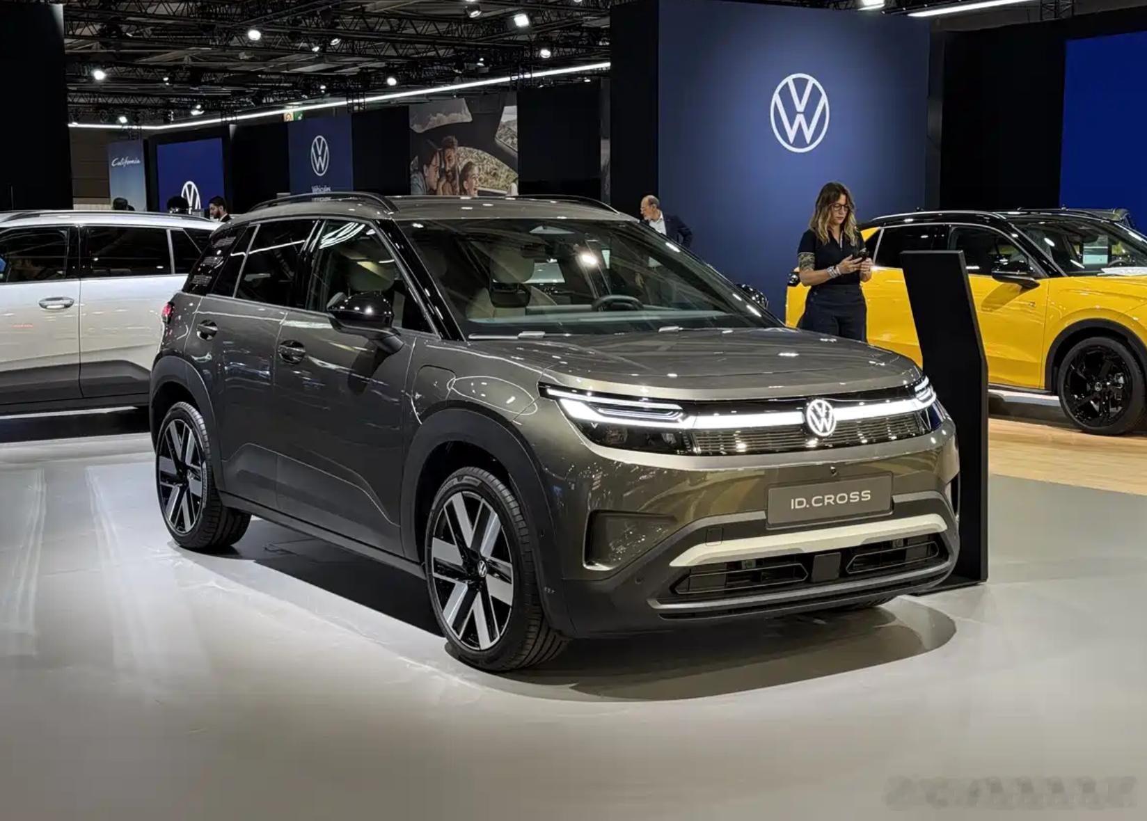 大众ID.CROSS实车亮相。新车定位纯电紧凑型SUV，基于MEB+纯电平台打造。外观方面，ID.C