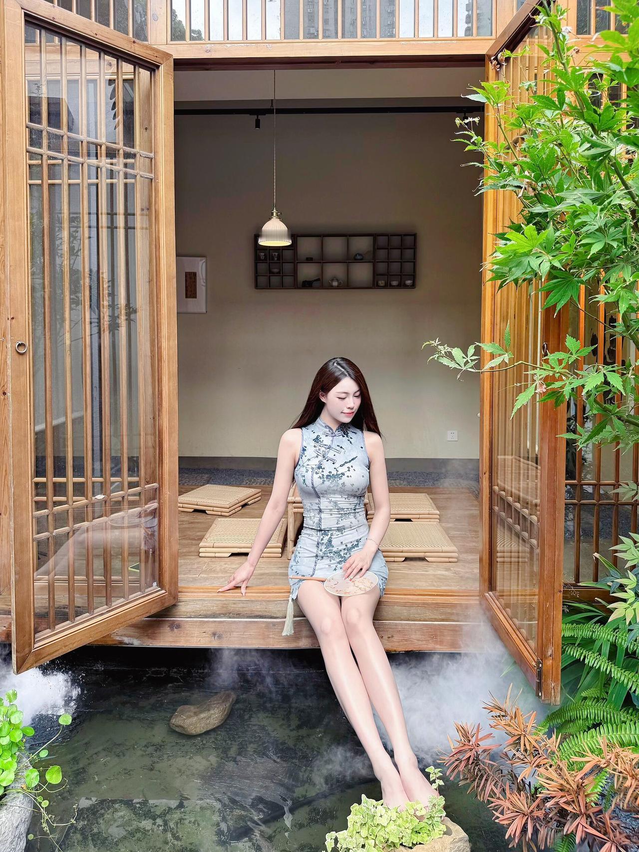 上联：竹影穿窗，旗袍染得江南意下联：茶盘待客，笑靥融成岁月温对联对对联飞花