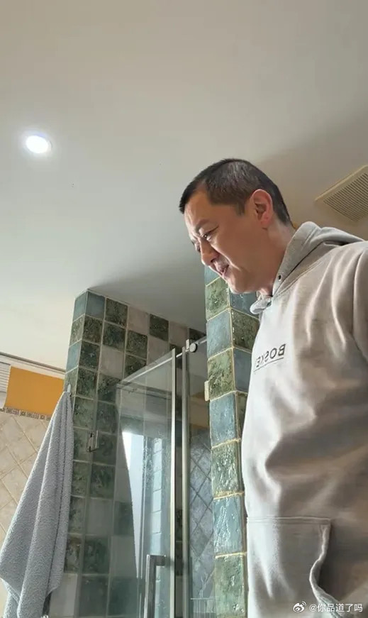 李亚鹏元宵节是跟妈妈在北京过的，83岁的李妈妈精神头足得很，把家里打扫得干干净净