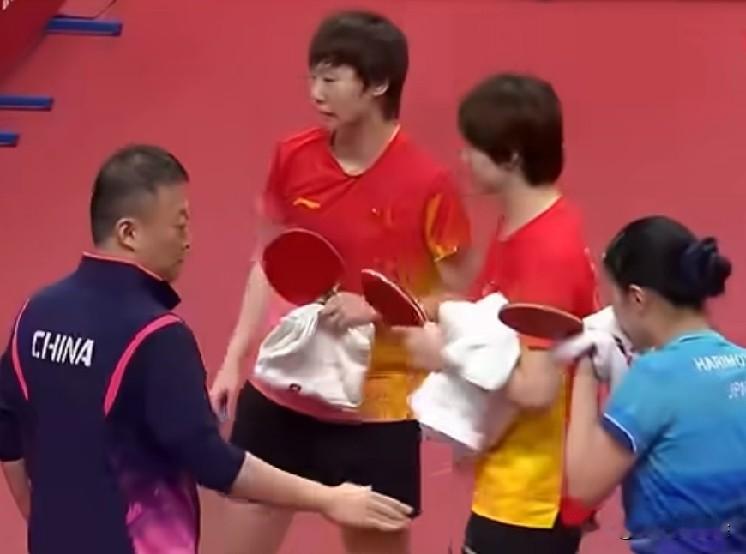 张本美和，这也太不体面了吧！原来台媒捕捉到亚运会女双赛后镜头，在离场时，马琳教练主动伸出手去和张本美