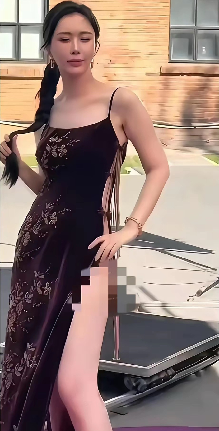 肢体语言骗不了人，王石的眼神是已经看透这个女人，却又无可奈何，毕竟两人之间有一个