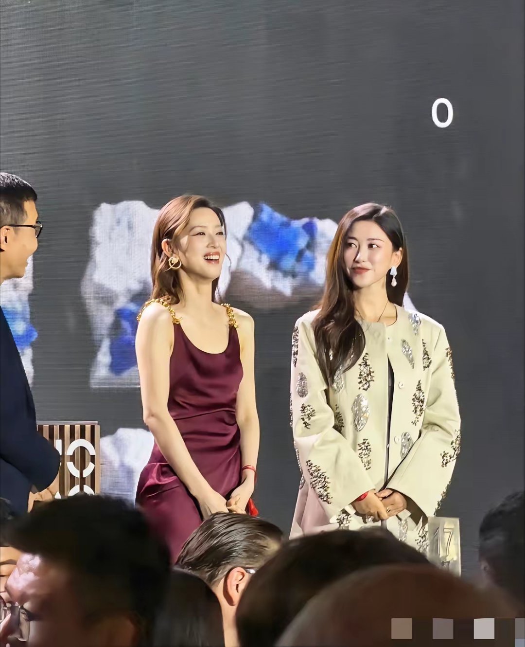 永远不要怀疑豪门的眼光发现没？就算是和大明星朱珠站在一起，章泽天照样气质不输一丝