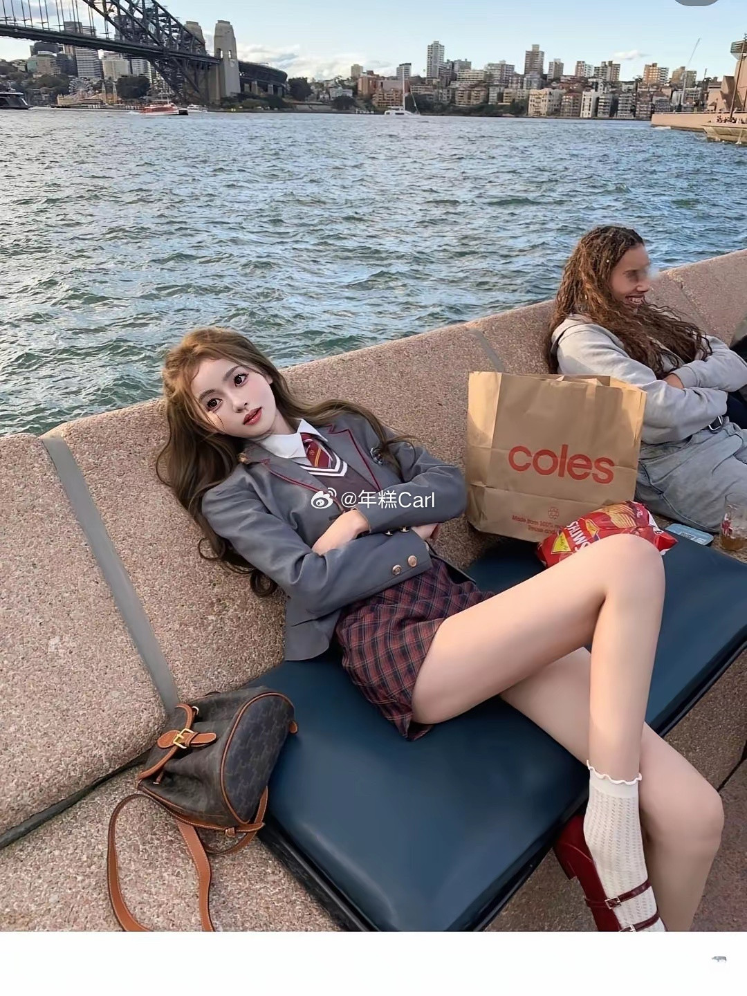 王思聪女友懒懒，穿贵族学校校服，自称自己是"王族"，寓意自己属于王家的人！这是已