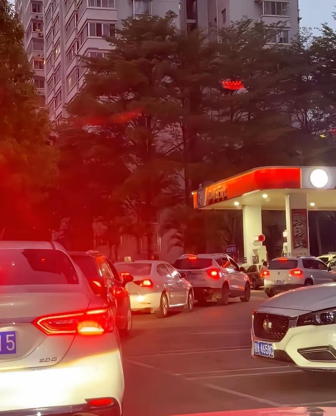 4月12日晚，加油站又开始排队了，不少人以为是油价要跌，其实不然：对很多燃油