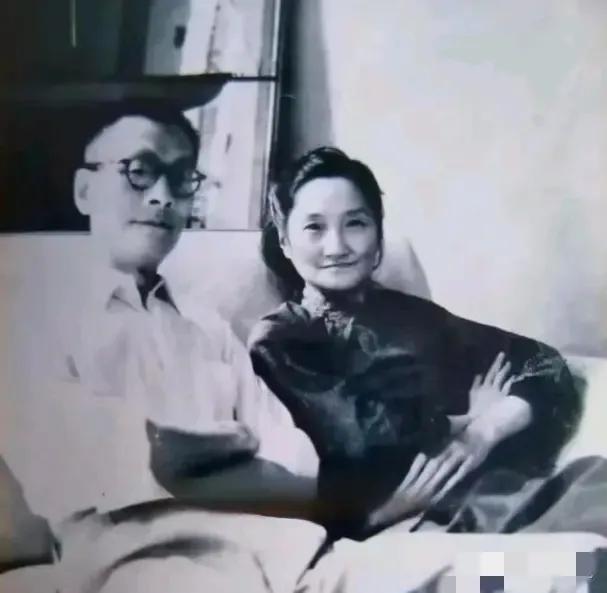 1965年，62岁陆小曼去世。翁瑞午的长女翁香光闻讯赶来，见四下无人，迅速解开陆
