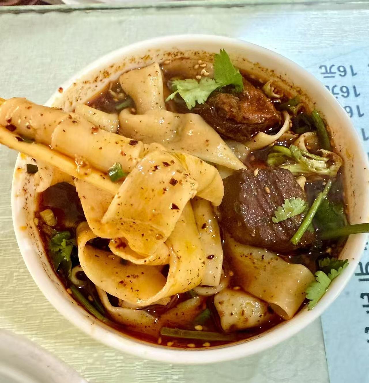 今年的生意，难道真的那么难做吗？前阵子下楼买东西，突然发现左边那家开了好几年的