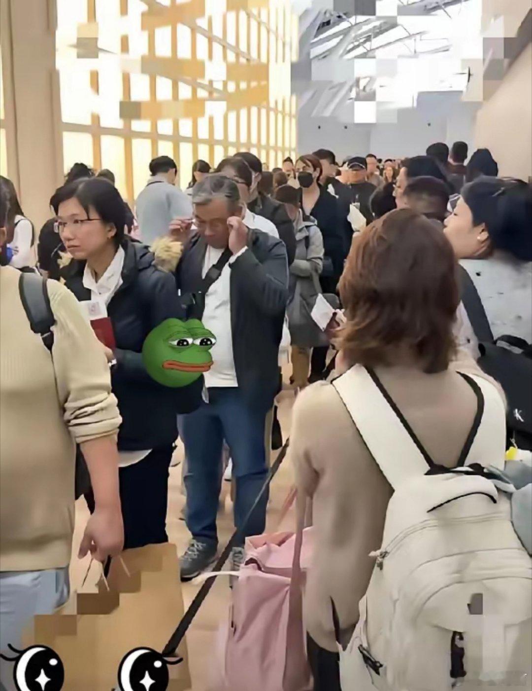 看看机场里那些攥着中国护照的手，再想想1937年那些连身份都无法保障的同胞，对比