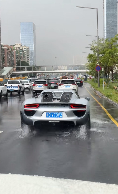 保时捷918已经出厂12年了，据说现在还值1000万，这排气筒设计在车顶挺有意思