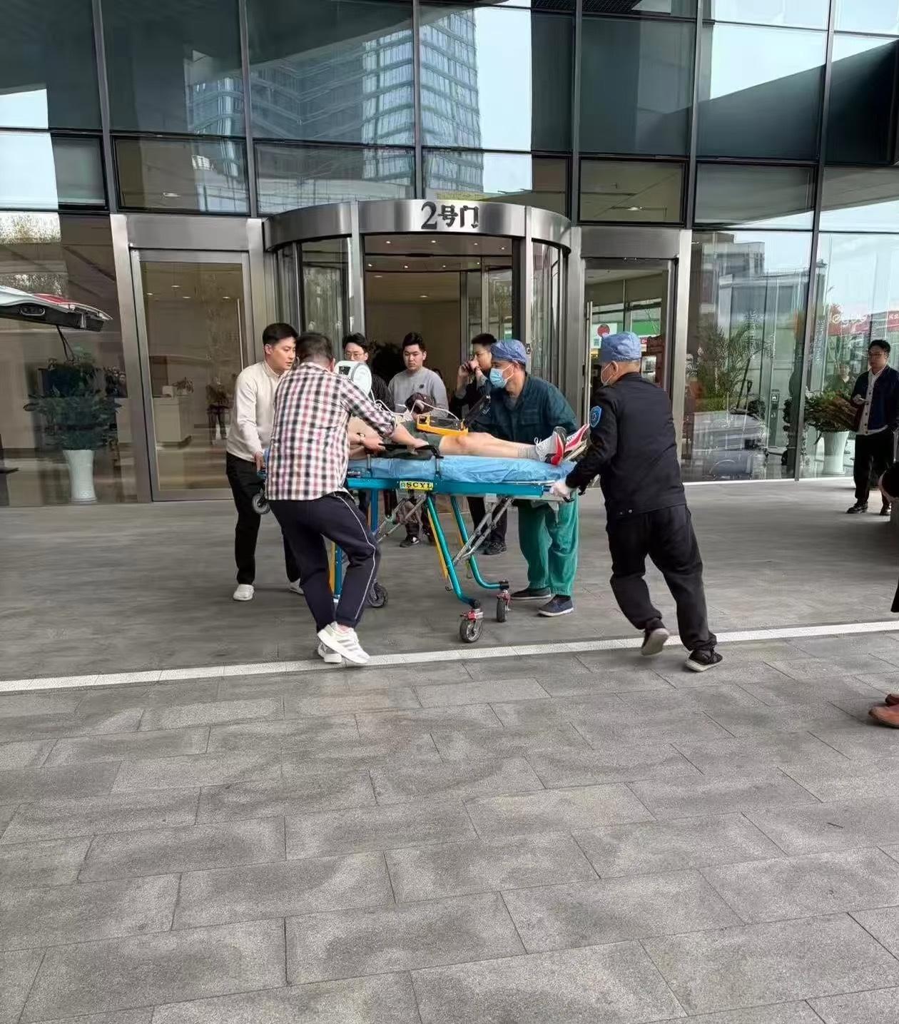 张雪峰被送医抢救画面曝光，这行头一看就是在跑步运动。被拉走之时，张雪峰身上就