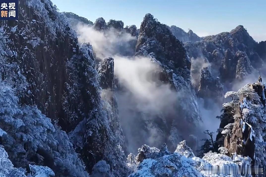 元旦假期，安徽黄山邂逅绝美冬雪，日出云海同框辉映，天地间宛若琉璃仙境。一轮红日自