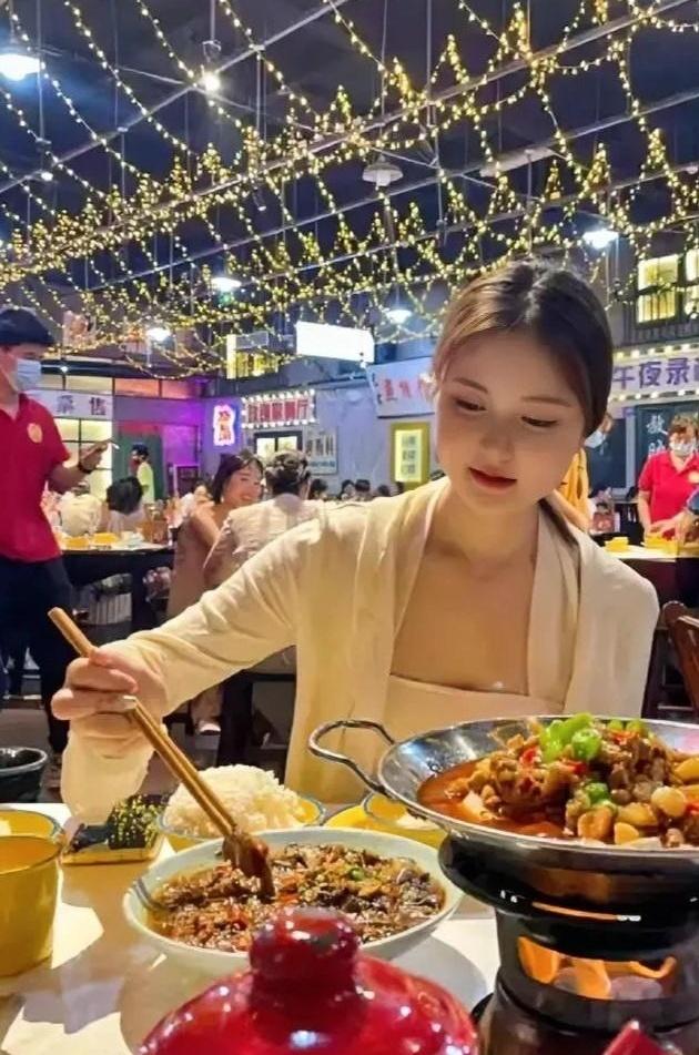 相亲局上女方刚坐下就问“你看上我没”，男方秒回“没看上”，你猜怎么着？这俩人居然