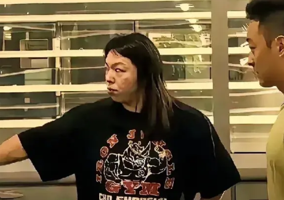 健身圈的最新大瓜，女教练施某某因为男学员王某穿紧身裤认为是X骚扰，不仅如此，
