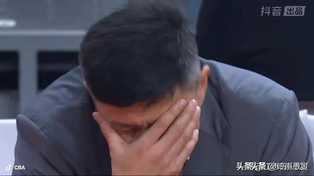 杜锋已经逐渐成为广东队的负能量了。曾几何时，杜锋是广东队的招牌，是广东队的号召