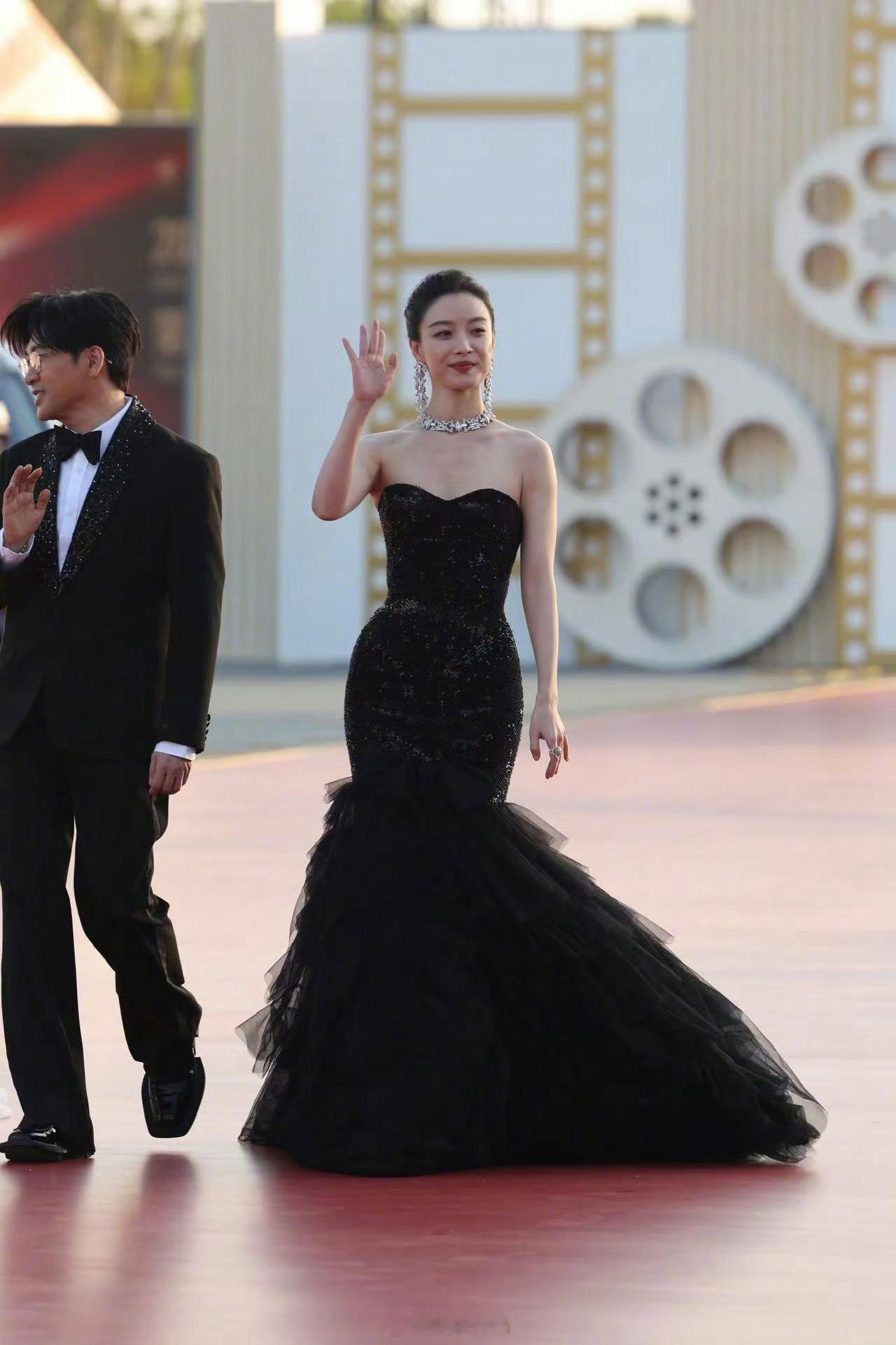 热情❤️🔥大抛飞吻😘的倪妮、五阿哥苏有朋、邓超、央6蓝羽，亮相2025金鸡奖