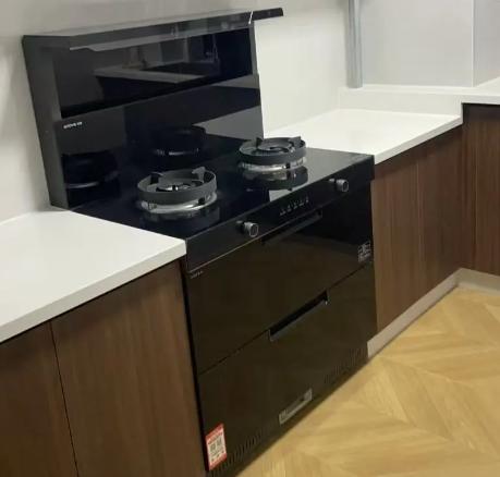 朋友小张家刚装修完，我去参观时愣是没找到油烟机！我问：“你家厨房不做饭？”他神秘