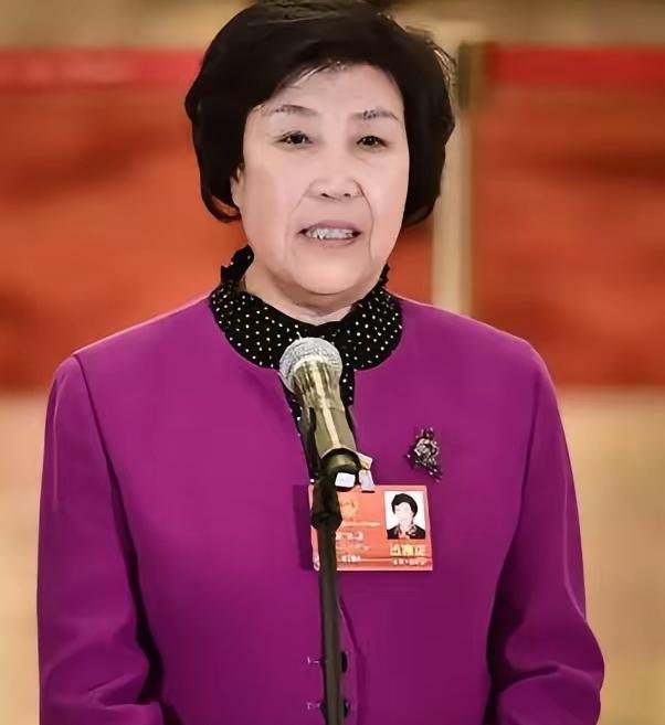 1980年，33岁的郭凤莲被叫进大寨党支部办公室，上级来人念了一份调令：免去大寨