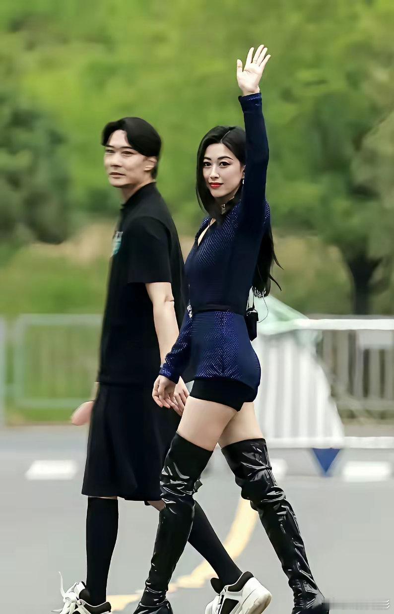 都说朱珠是“老天追着喂饭吃”的美人，但这碗饭可不是躺赢来的！她的好身材全靠自律死