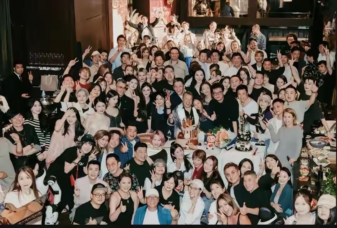 香港明星曾志伟73岁生日邀请了上百名香港群星包了深圳五星级酒店庆祝。说明了第一个