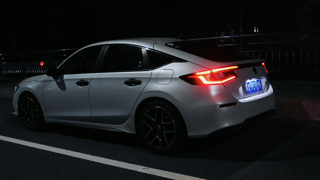 两厢混动极控两厢车最性感的就是屁股啦