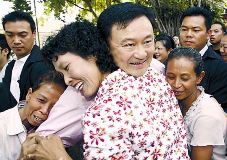 一张图片道尽了他信受欢迎的程度，三个女人拥抱着他一个男人。