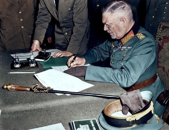 1945年5月8日，纳粹德国无条件投降书在柏林东郊卡尔斯霍斯特正式签署。欧洲战场