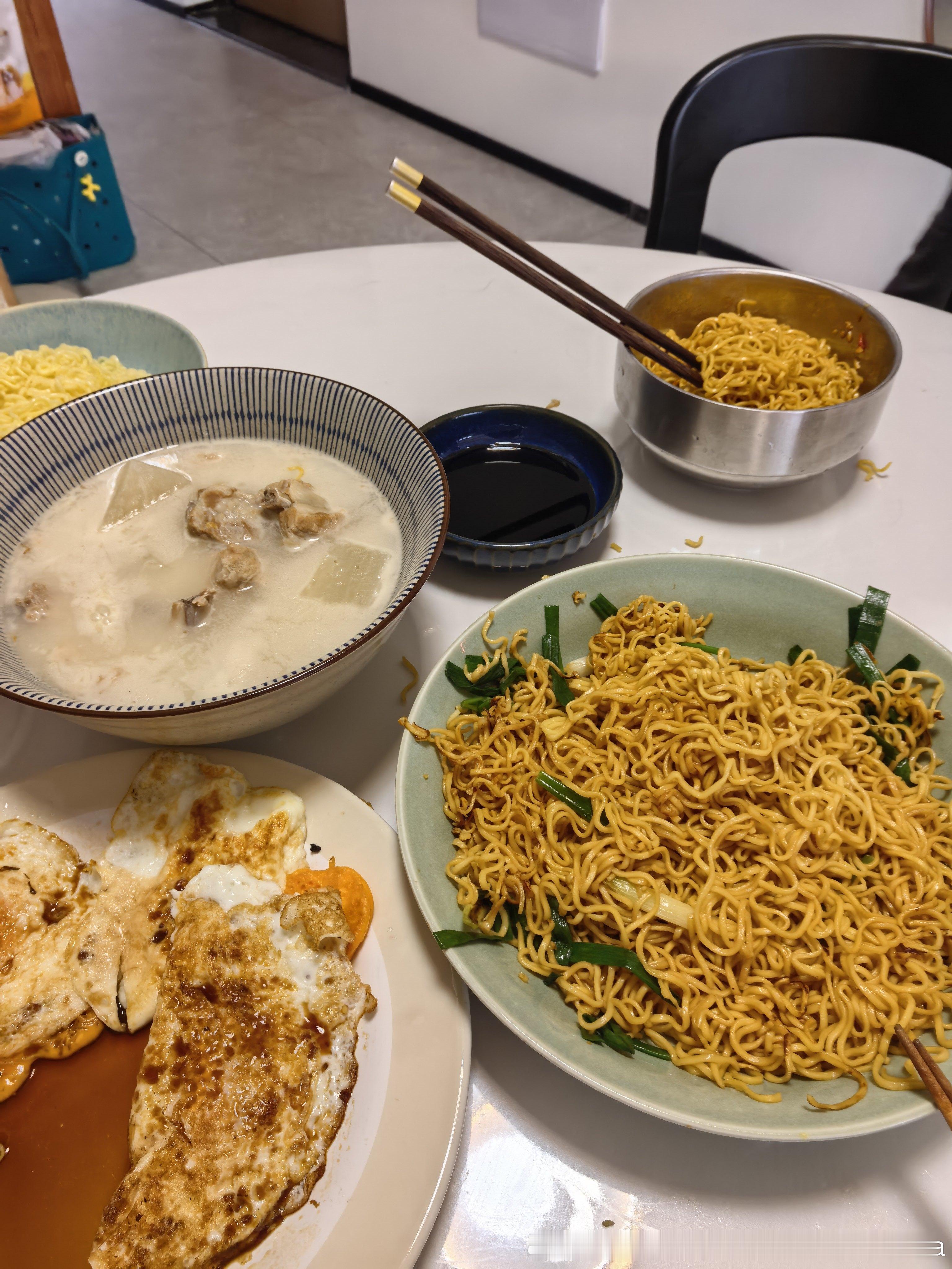 今天吃炒面！午饭要积极​​​