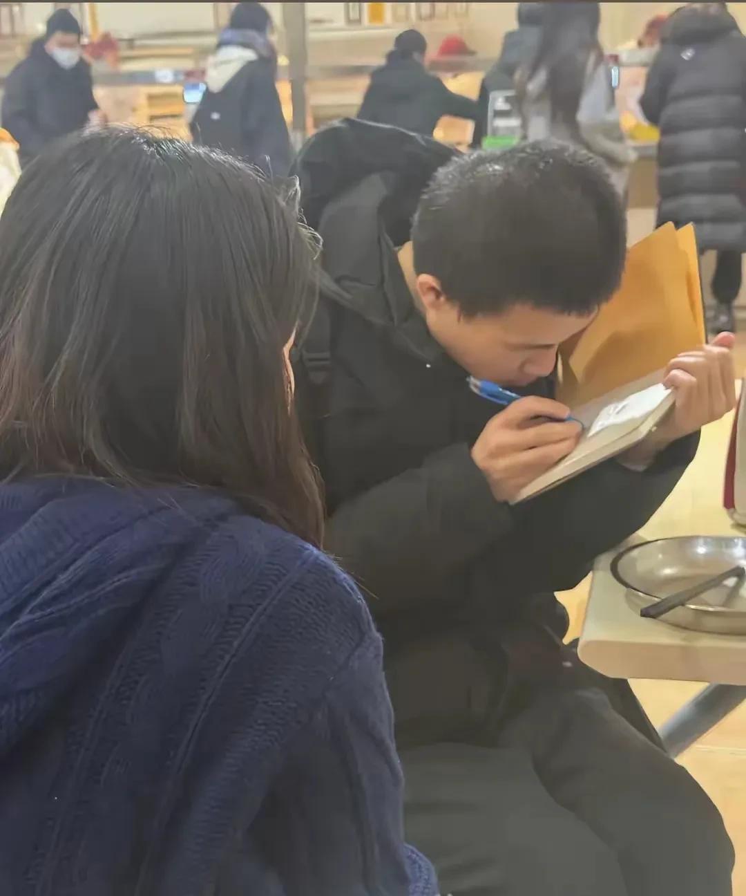 大家取关他吧！有朋友在北大偶遇韦神，变化好大啊！看来他的问题真的得到上级的重视