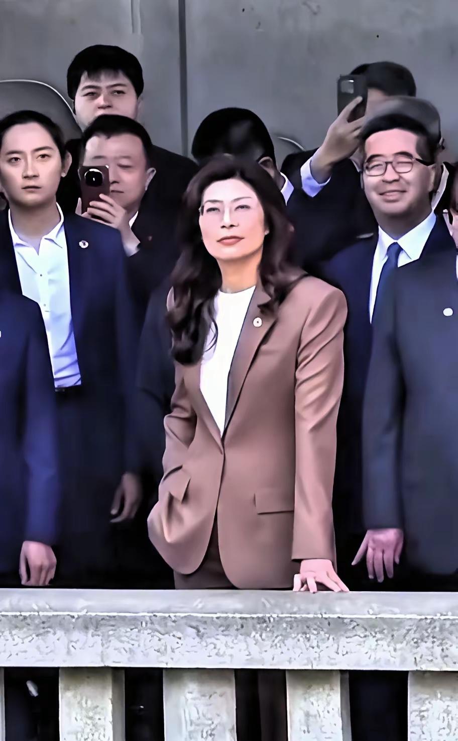 来了大陆又要去美国我们该如何去看待她呢？