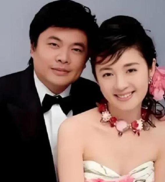 2004年，亿万富翁丁健对妻子说道：“给你一个亿，我们离婚吧，我爱上别人了。”妻