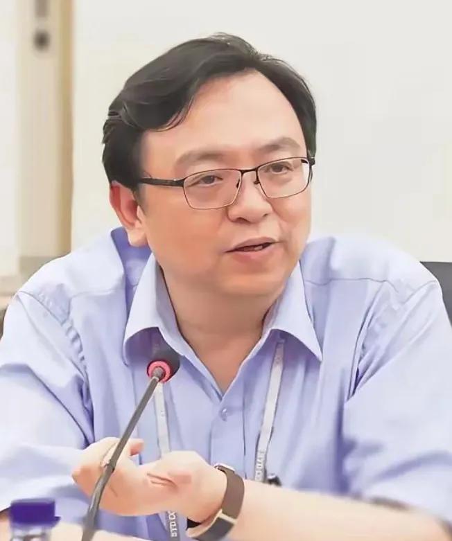 俞敏洪问王传福：“你的公司为什么要取名叫比亚迪？”王传福摆摆手：“我也不想取这个