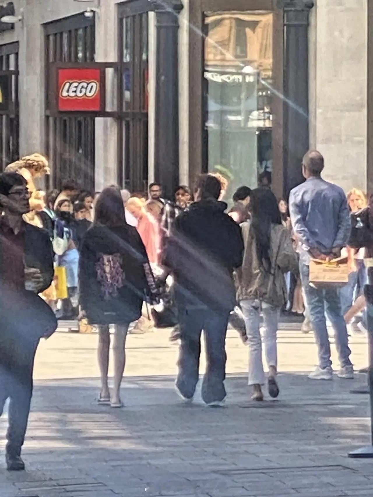 有网友在英国偶遇王思聪，她牵着女友懒懒在逛街，旁边好像还有一位女性友人！这就是超