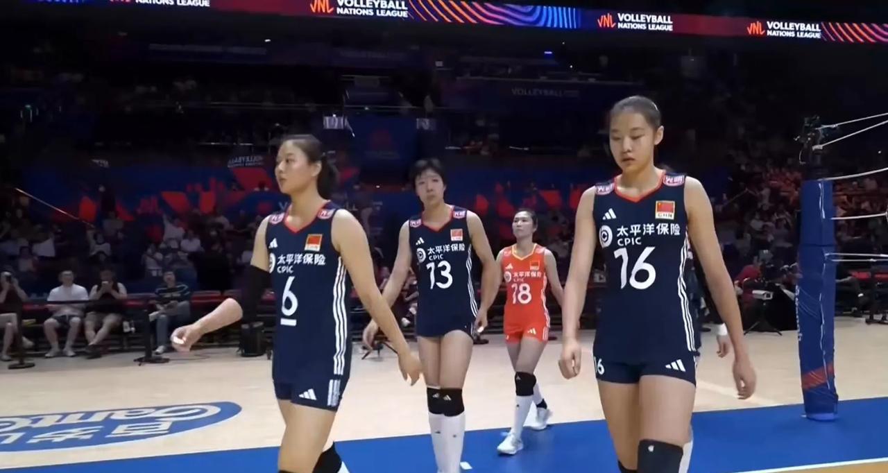 中国女排再祭新人——“小赵蕊蕊”王奥芊闪亮登场，帮助中国女排2-0领衔先法国女排