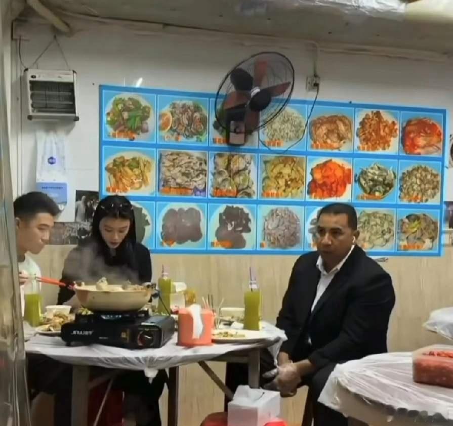 偶遇何猷君奚梦瑶，原来豪门也吃大排档