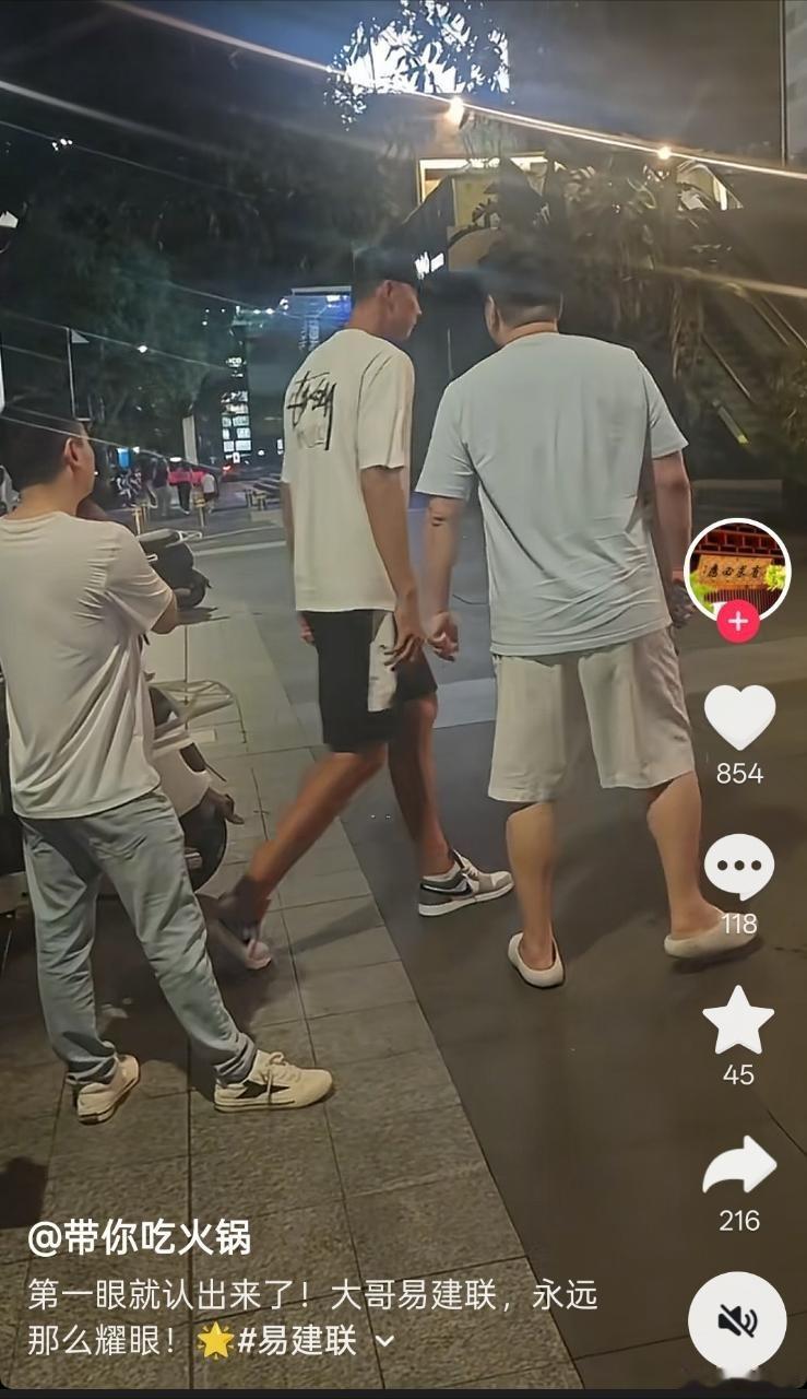大哥咋有点驼背了呢。cba易建联