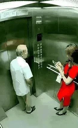 一段电梯监控里，红衣女孩被老头伸手冒犯的瞬间，没哭没躲，反手就把人摁在了不锈钢板